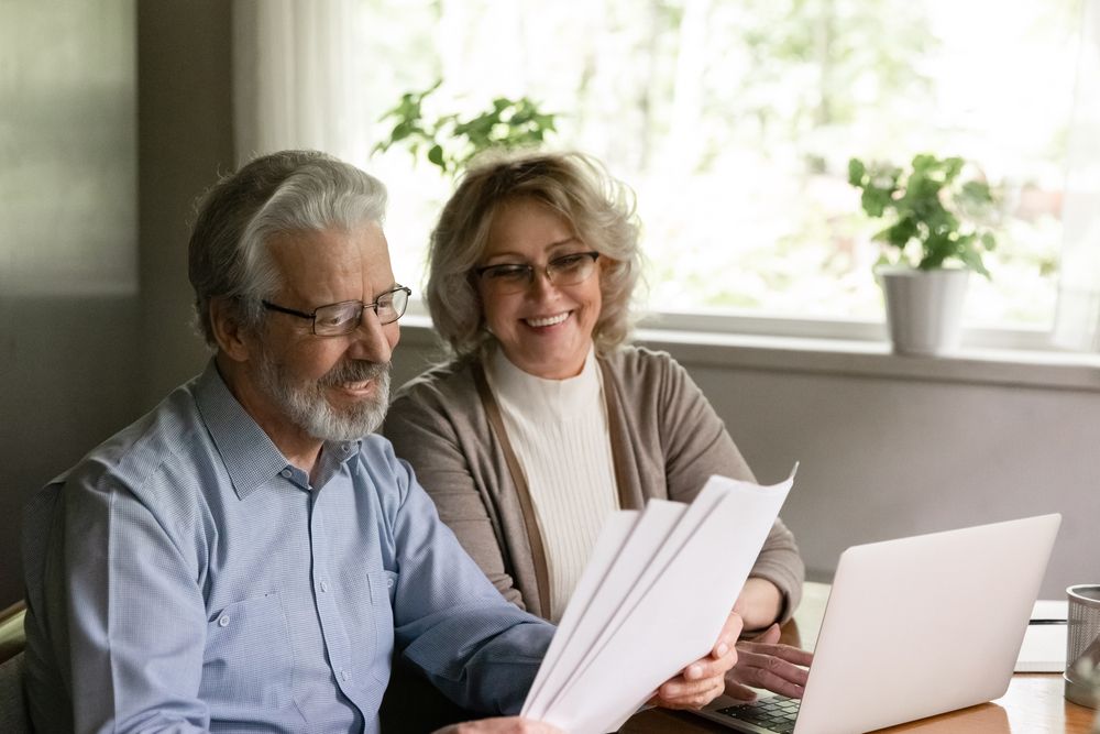 emekli maaşını taşımak için laptopta evraklarıyla araştırma yapan yaşlı çift.jpg