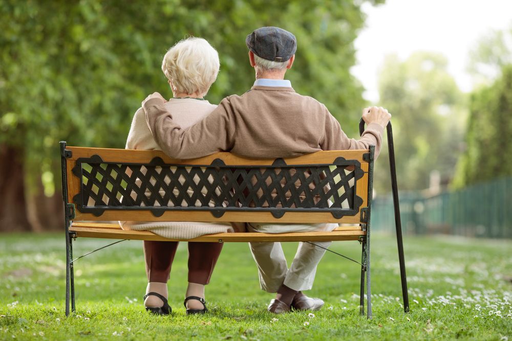 bankta oturan emekli yaslı çift