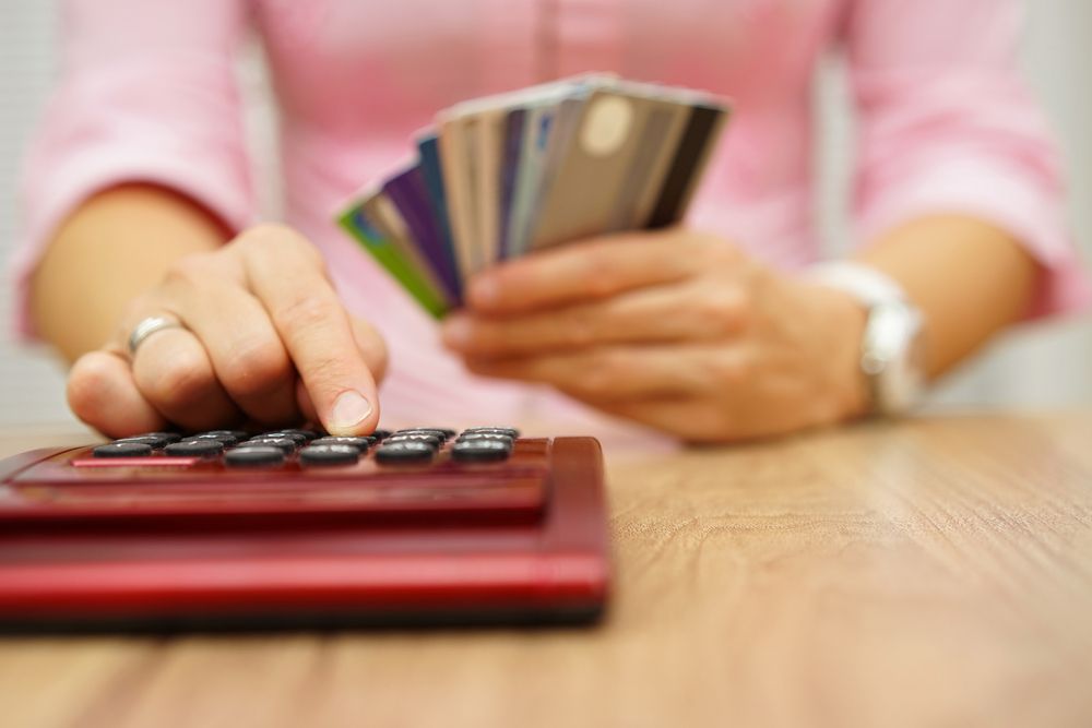 kredi kartı aidatını hesap makinesinde hesaplayan kişi