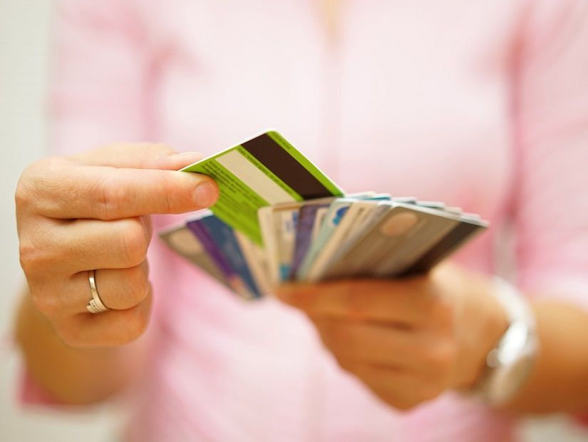 kredi kartlarını elinde tutan kadın görseli