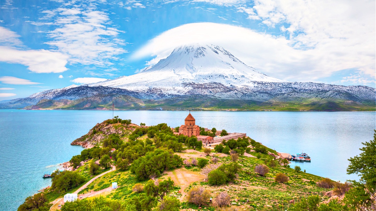 Van tarihi zenginlikleri, doğal güzellikleri ve benzersiz kültürüyle Türkiye'nin gözde destinasyonları arasında yer alıyor. Doğu Anadolu'nun incisi olarak bilinen bu şehir, tarihi boyunca birçok meden...