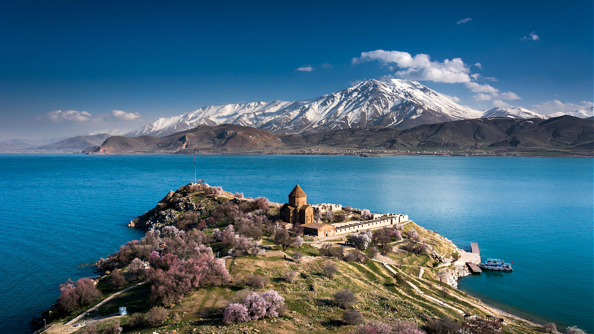 Van Gölü’ndeki popüler duraklardan biri olan Akdamar Adası, yıllardır anlatılagelen efsaneleri, oldukça etkileyici göl manzarası ve elbette dillere destan Akdamar Kilisesi ile ülkemizin tam anlamıyla....