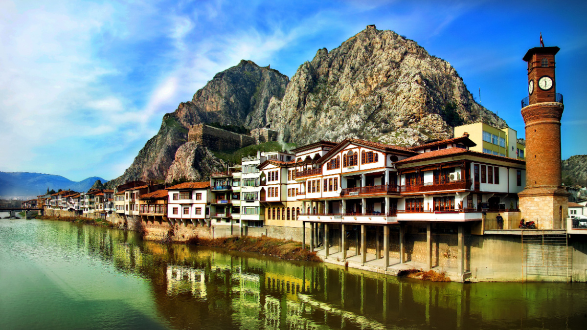 Yeşilırmak Nehri’nin büyüleyici manzaraları arasında Harşena Dağı eteklerinde uzanan Amasya, 7000 yıllık uzun tarihiyle tarih, kültür ve inanç turlarının değişmez adre...