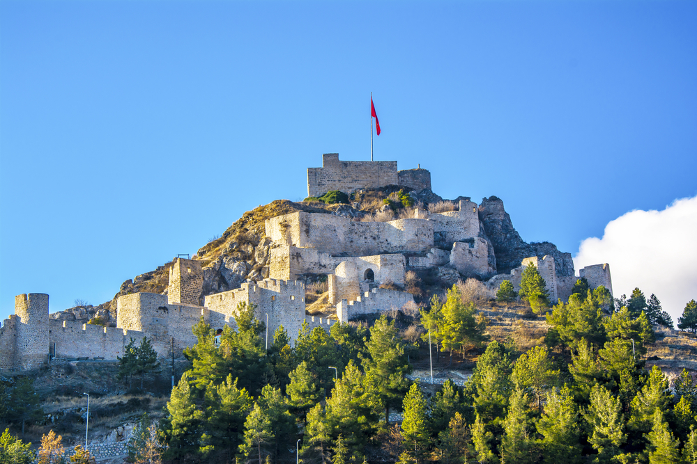 Bazı anlar sadece şehirden değil, zamandan da uzaklaşmak istersin ya tarihin izlerini taşıyan dar sokaklarıyla Amasya tam aradığın yer olabilir. Çünkü o dar sokaklarda yürür...