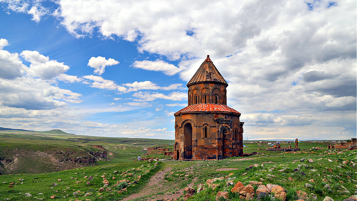 Mimarisi, yemekleri, tarihi, coğrafyası ve kışı ayrı baharı ayrı güzellikte yaşatan manzarası ile Kars, kış ve doğa turizmin de göz bebeği konumunda. Son yıllarda Doğu Ekspresi ile ziyaretçi akınına u...