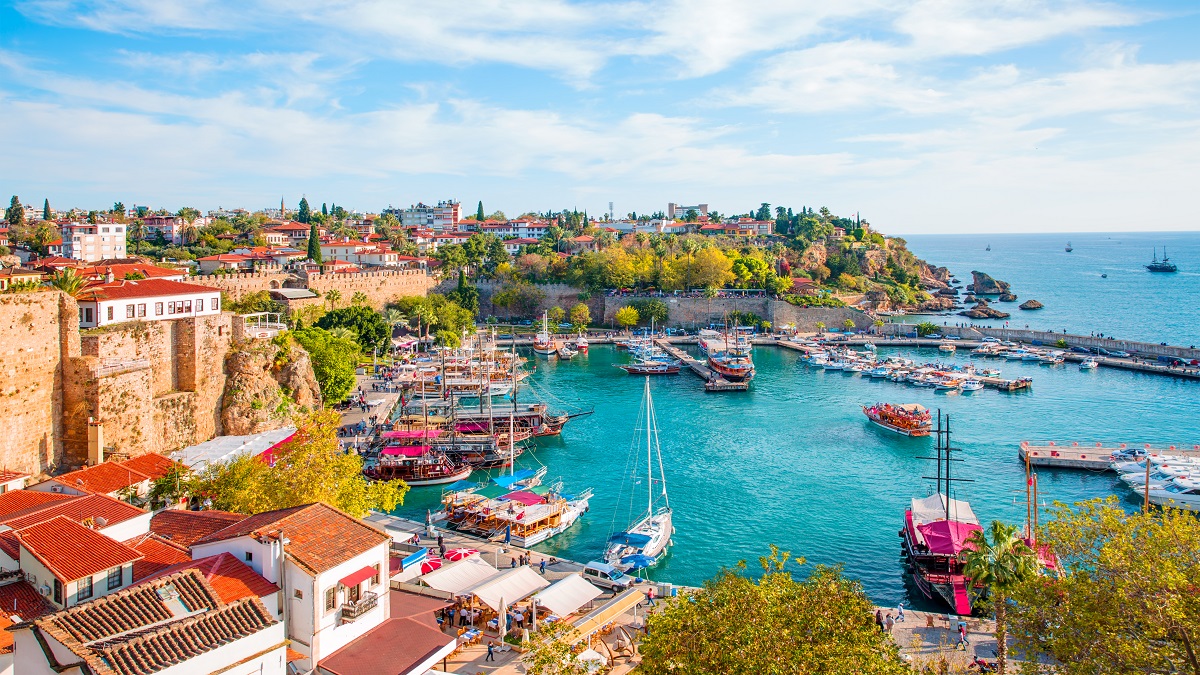 Türkiye’nin güneyinde yer alan ve her yıl milyonlarca turist ağırlayan Antalya’da birçok keşif durağı yer alıyor. Antalya merkezi, bu çekici şehrin kalbi olarak bil...