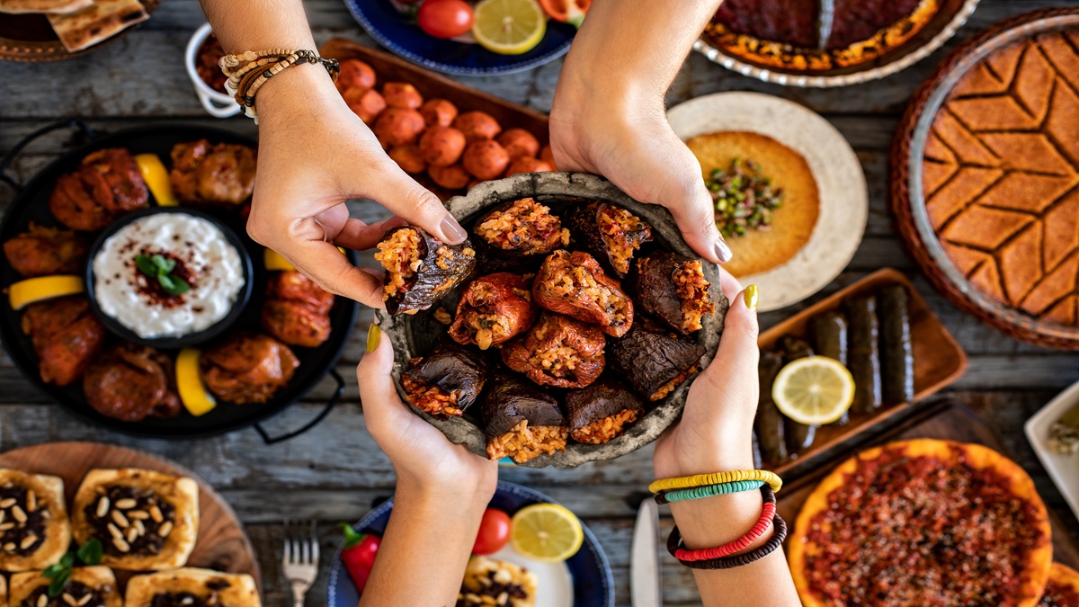 Türkiye’nin güneydoğusunda yer alan Gaziantep, Türk ve Dünya mutfakları arasındaki ayrıcalıklı yeriyle özel bir konuma sahip. Şehrin kendisine has dokusu, tarihi yerleri...