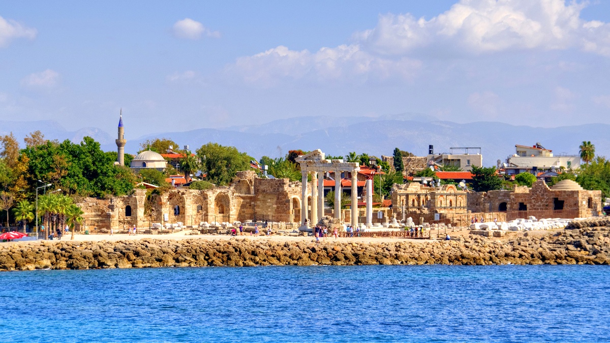 Mavi bayraklı plajları, otelleri ve tarihi hazineleriyle Akdeniz’in en sevilen tatil cennetlerinden biri olan Alanya, yaz tatili denildiğinde akla ilk gelen yerlerden. Altın renkli kumlarla s&uu...