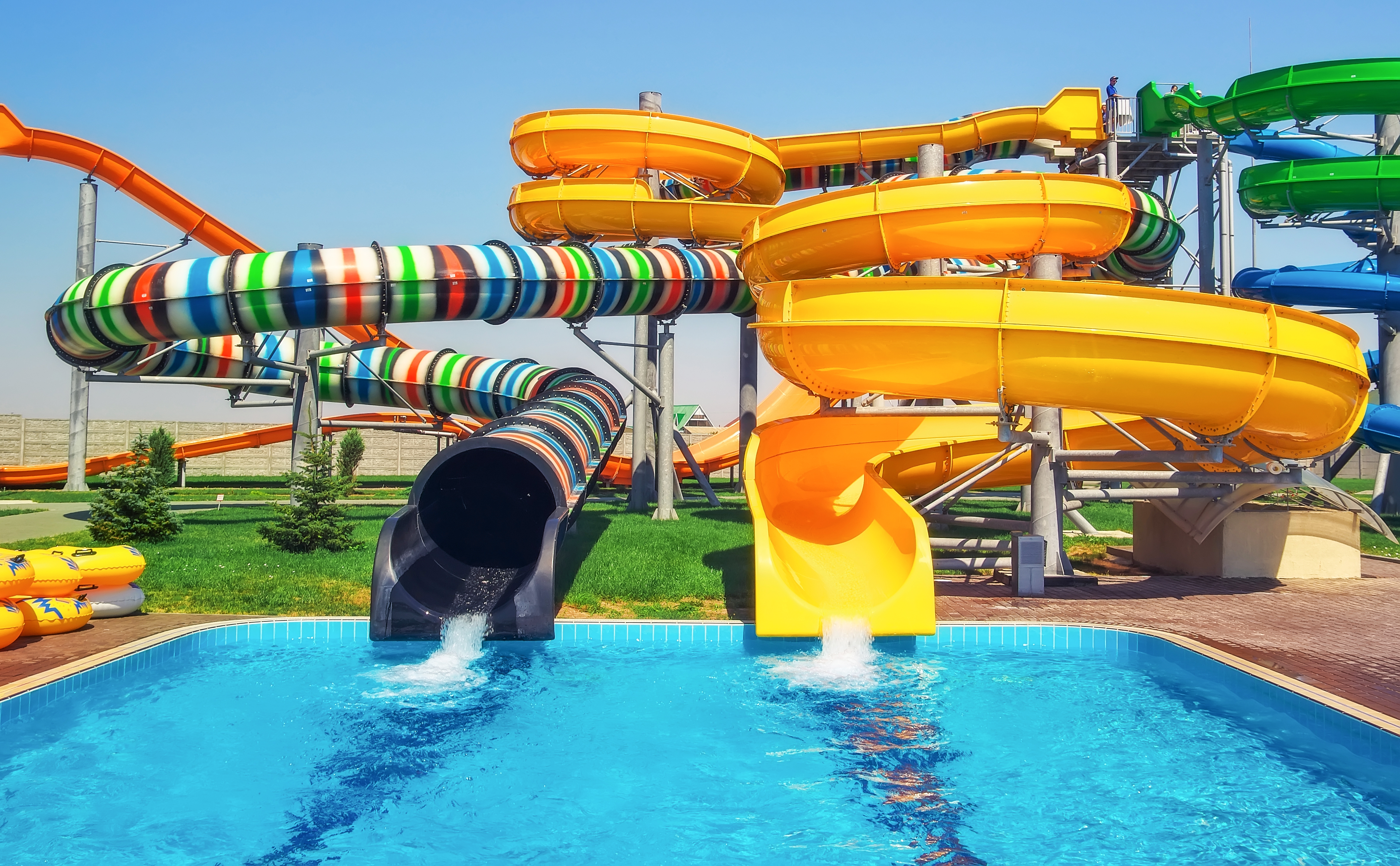 Aqua park denilince kimimizin aklı &ccedil;ocukluğuna gidiyor, kimimizde daha &ouml;nce gittiğimiz otellerdeki su kaydıraklarını d&uuml;ş&uuml;n&uuml;yoruz. Evet &uuml;lkemizin g&uuml;ney kesimlerinde...