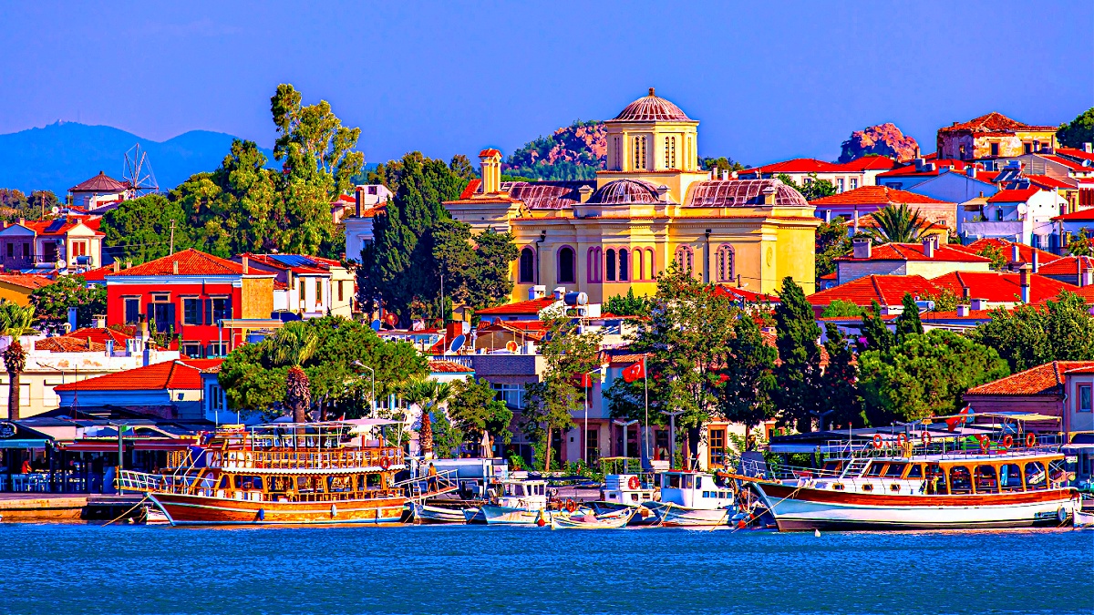 Tarih, doğa ve denizin buluştuğu özel bir nokta olan Balıkesir, Ege ve Marmara denizine kıyısı olan keşfedilmeye değer bir şehir. Balıkesir, hem tarihî hazineleri hem de doğal güzellik...