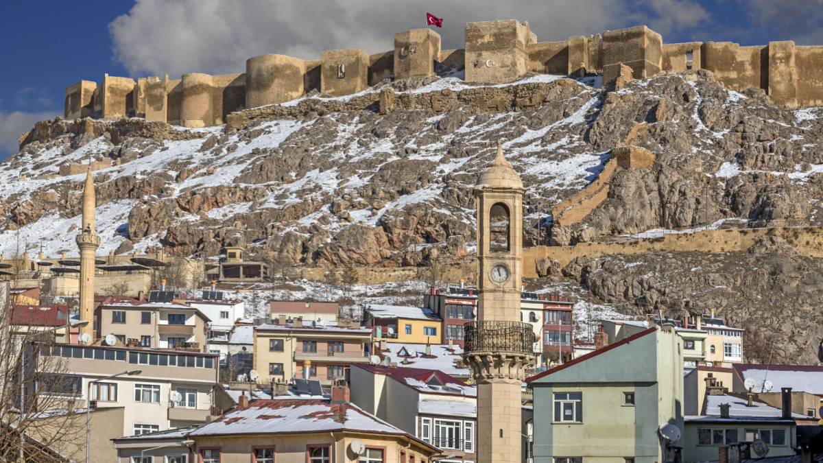 Türkiye'nin kuzeydoğusunda, eşsiz doğal güzellikleri ve zengin tarihi mirası ile Bayburt, keşfedilmeyi bekleyen bir hazine. Bayburt yemyeşil doğası, etkileyici tarihi yapılara sahip olması v...