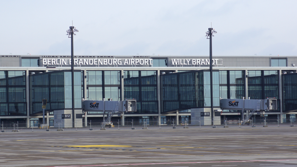 Berlin’de 2006 yılında kurulacağı müjdesi verilen Brandenburg Havalimanı 31 Ekim’de nihayet hizmete açıldı. Kurulacağına dair &cced...