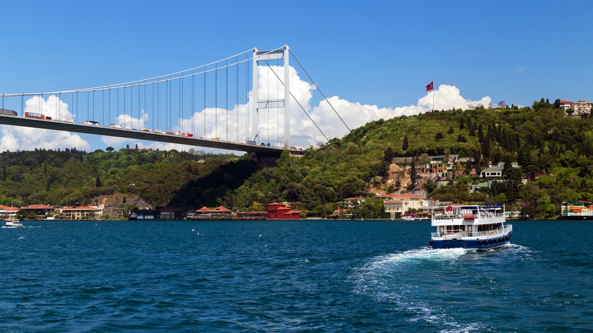 Yaz, İstanbul’a bambaşka bir ruh getiriyor. Boğazın masmavi rengi, plajlar, çiçek açan sokaklar, etkinlikler, lezzetli sokak yemekleri ve İstanbul’un kadim tarihi birl...