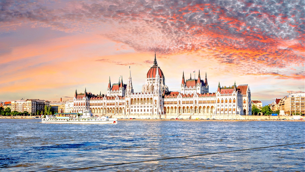 Budapeşte, tarihi yapıları, büyüleyici nehir manzarası ve canlı gece hayatıyla ziyaretçilerine unutulmaz bir deneyim sunuyor. Tuna Nehri'nin kıyısında yer alan bu muhteşem şehir, UNES...