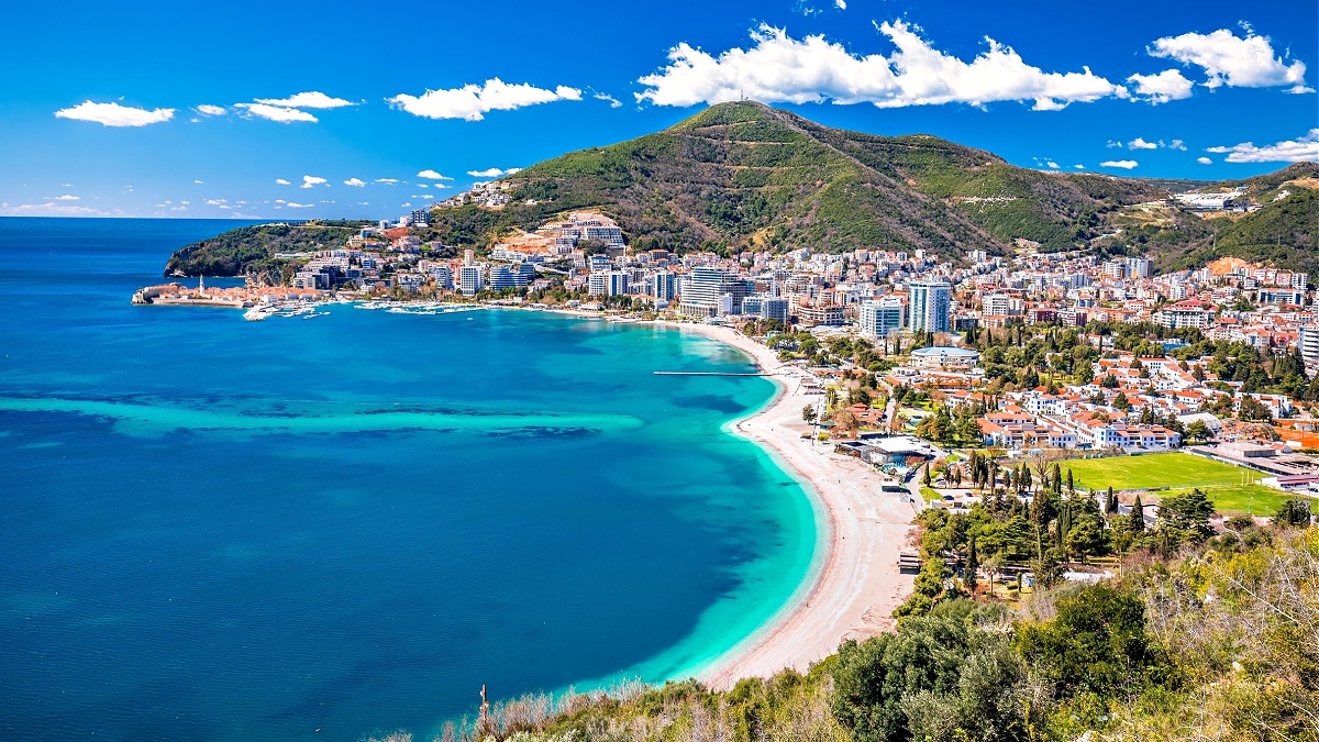 Adriyatik Denizi'nin incisi olan Budva, Karadağ'ın en popüler turistik cennetlerinden. Tarihi 2.500 yıl öncesine uzanan Budva, hem zengin kültürel mirası hem de doğal güzellik...