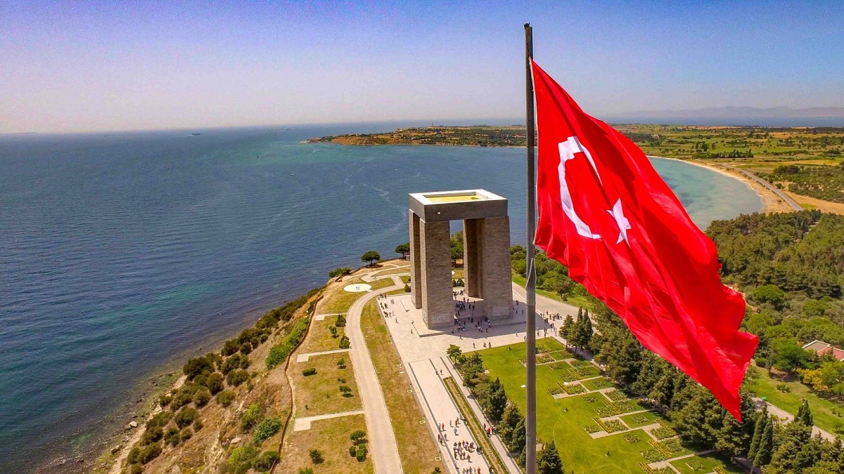 Türk tarihinin en önemli dönüm noktalarından biri olan Çanakkale Zaferi, nesiller boyu aktarılan bir gurur kaynağı olarak anlatılıyor. Çanakkale’de bu destansı....