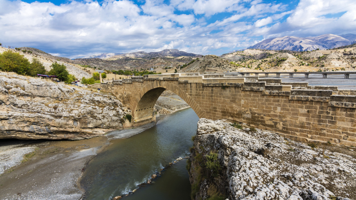 Tarih, kültür ve doğa meraklıları için adeta bir cennet olan Adıyaman, M.Ö. 4000’li yıllara uzanan etkileyici tarihiyle her köşesinde farklı bir hazineyi gizliyor. 198...