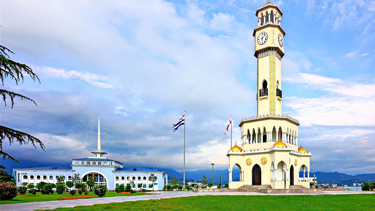 Karadeniz&rsquo;in doğu kıyısında yer alan, Eski Sovyet cumhuriyetlerinden biri olan G&uuml;rcistan tarihi ve doğal g&uuml;zellikleriyle turistler i&ccedil;in olduk&ccedil;a elverişli lokasyonlardan b...