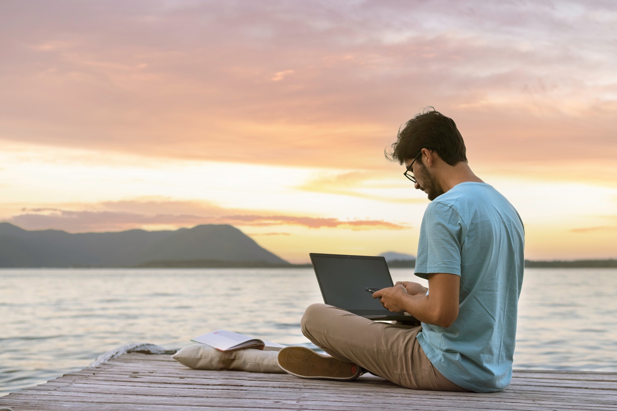 Uzaktan çalışma, freelance çalışma ya da global adıyla dijital göçebelik iş tanımı, yakın zamanda birçok profesyonelin bağımsız iş yapmasına olanak tanıyor. İnternet ve bilgisayar ya da tablet ile bir...