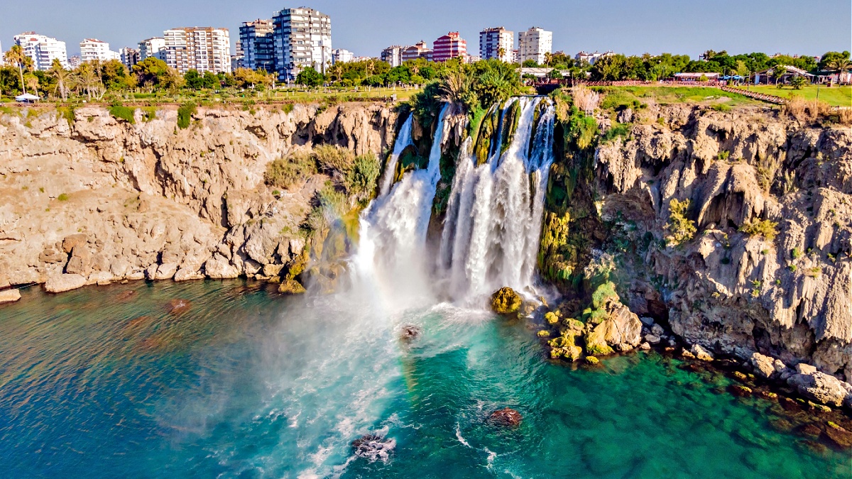 Lara, Türkiye’nin tatil cenneti Antalya’da yer alıyor. Şehir merkezine yaklaşık 18 kilometre mesafede, Muratpaşa’da bulunan eşsiz bir sahil şeridi burası. Bozulmamış plajlar, do...