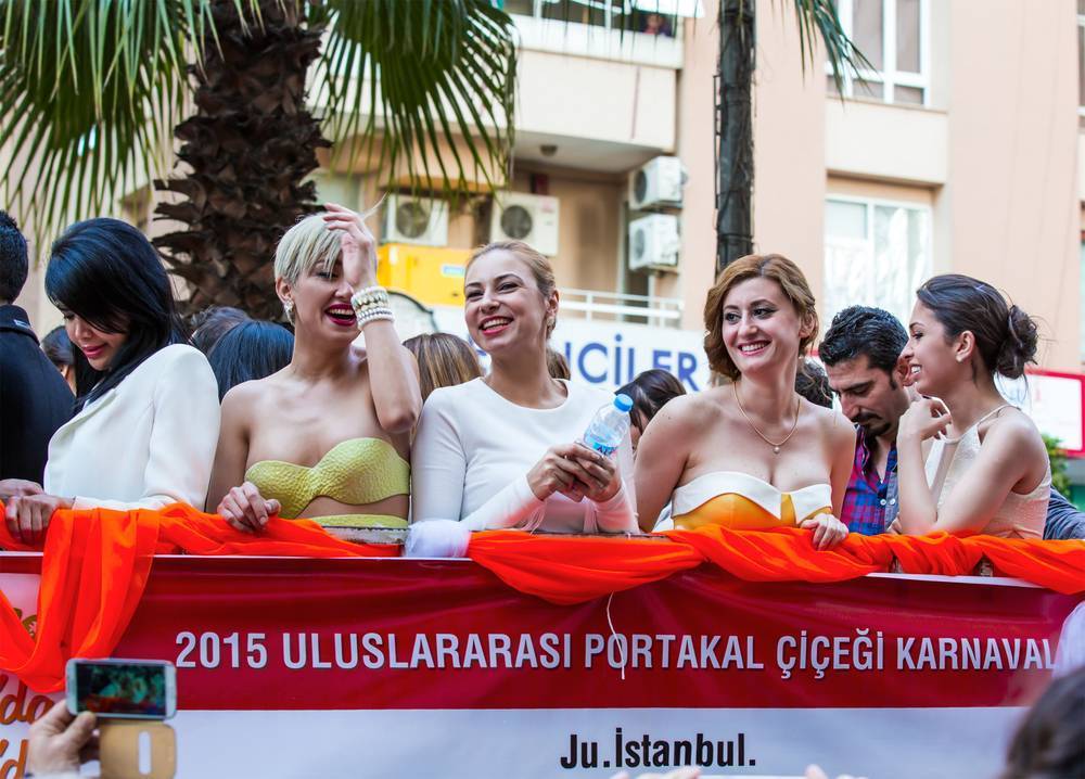 Ülkemizin en renkli festivallerini yerinde görmeye hazır mısın? Portakal çiçeği kokuları eşliğinde Adana’yı görmek, lezzetli kebaplarını yemek için şahane bir...