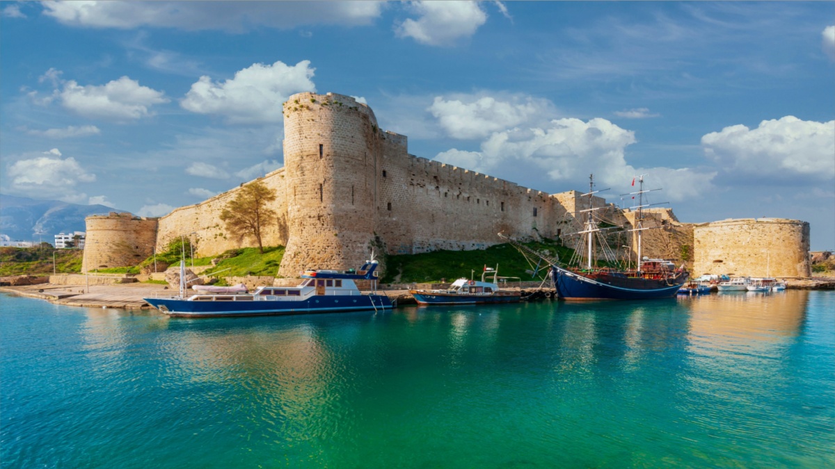 Girne tarihi dokusu, doğal güzellikleri ve canlı atmosferiyle ziyaretçilerini büyülemeye devam ediyor. Binlerce yıllık tarihî geçmişe sahip şehir, her köşesinde...