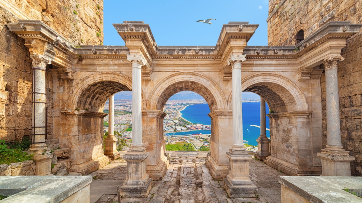 Türkiye’nin en bilinen turistik şehirlerinden olan Antalya, her yıl milyonlarca insanı kendine çekiyor. Kilometrelerce uzanan tertemiz plajları, devasa otelleri, şık kafeleri ve rest...
