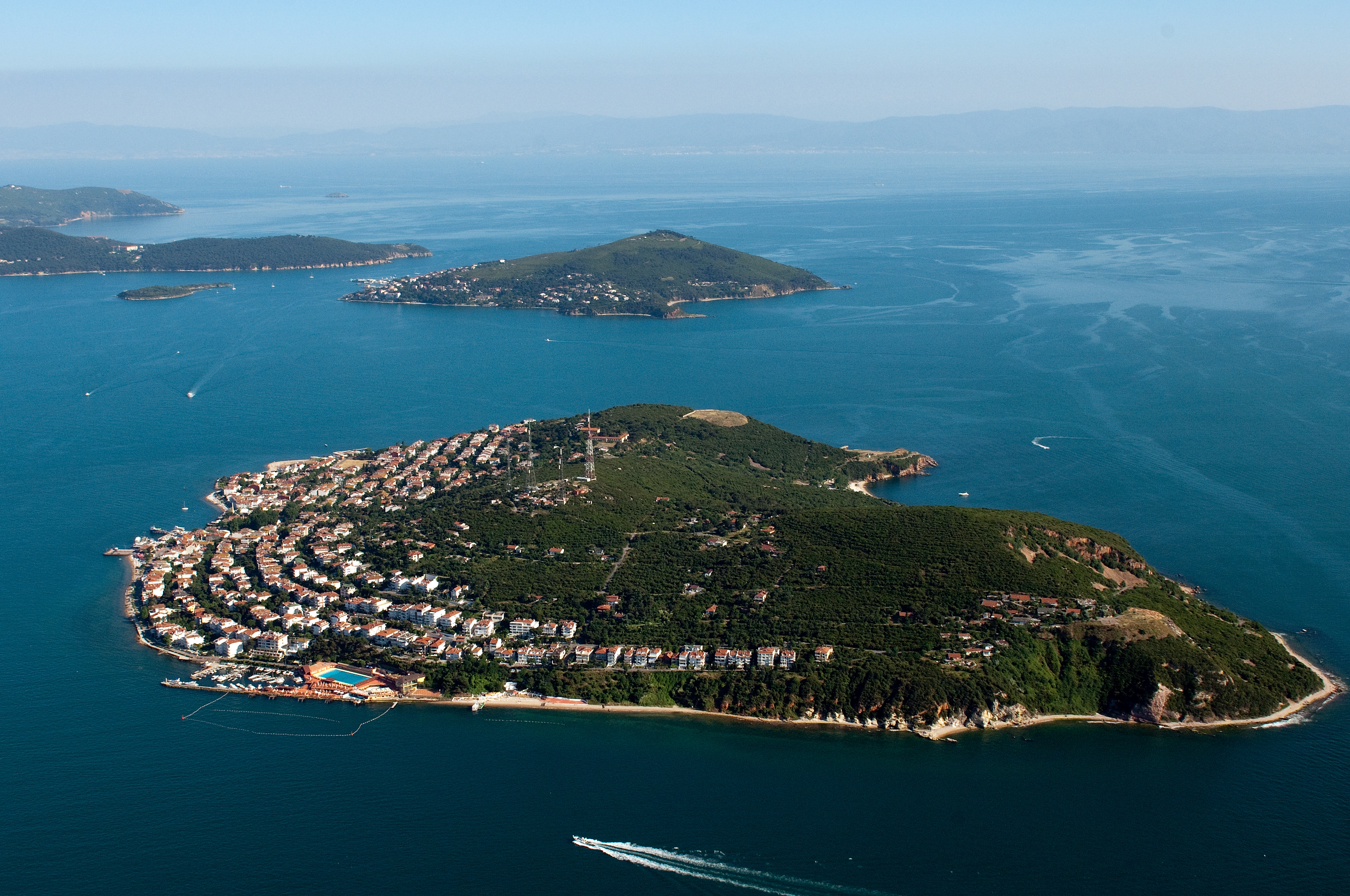 Heybeliada, İstanbul'un Adalar ilçesine bağlı olan Prens Adaları'nın ikinci büyük adası. Prens Adaları, Bizans döneminde sürgün edilen prenslerin bu adalarda yaşaması n...