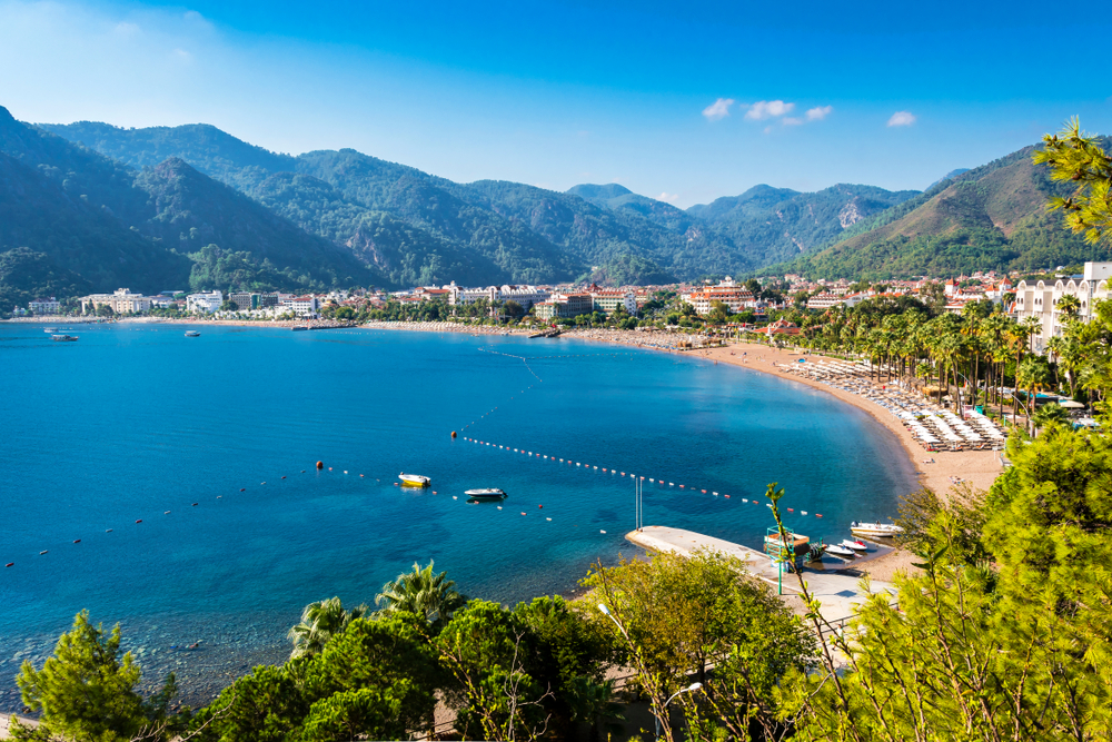 Tekne ve yat turlarının en pop&uuml;ler duraklarından biri olan Marmaris, Akdeniz ve Ege&rsquo;nin b&uuml;t&uuml;n g&uuml;zelliklerini yansıtmayı başarıyor. Mavi turların odak noktasındaki Marmaris, B...