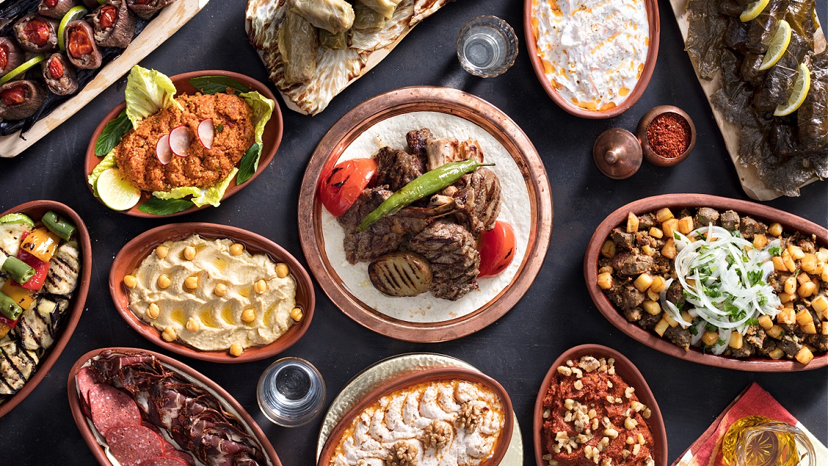Ramazan ayı &ouml;zenle kurulmuş sofralar, masada bulunan &ccedil;eşit &ccedil;eşit yemekler, t&uuml;m ailenin birlikte masaya oturduğu, birlik ve beraberliğin en &ccedil;ok hissedildiği iftar sofrala...