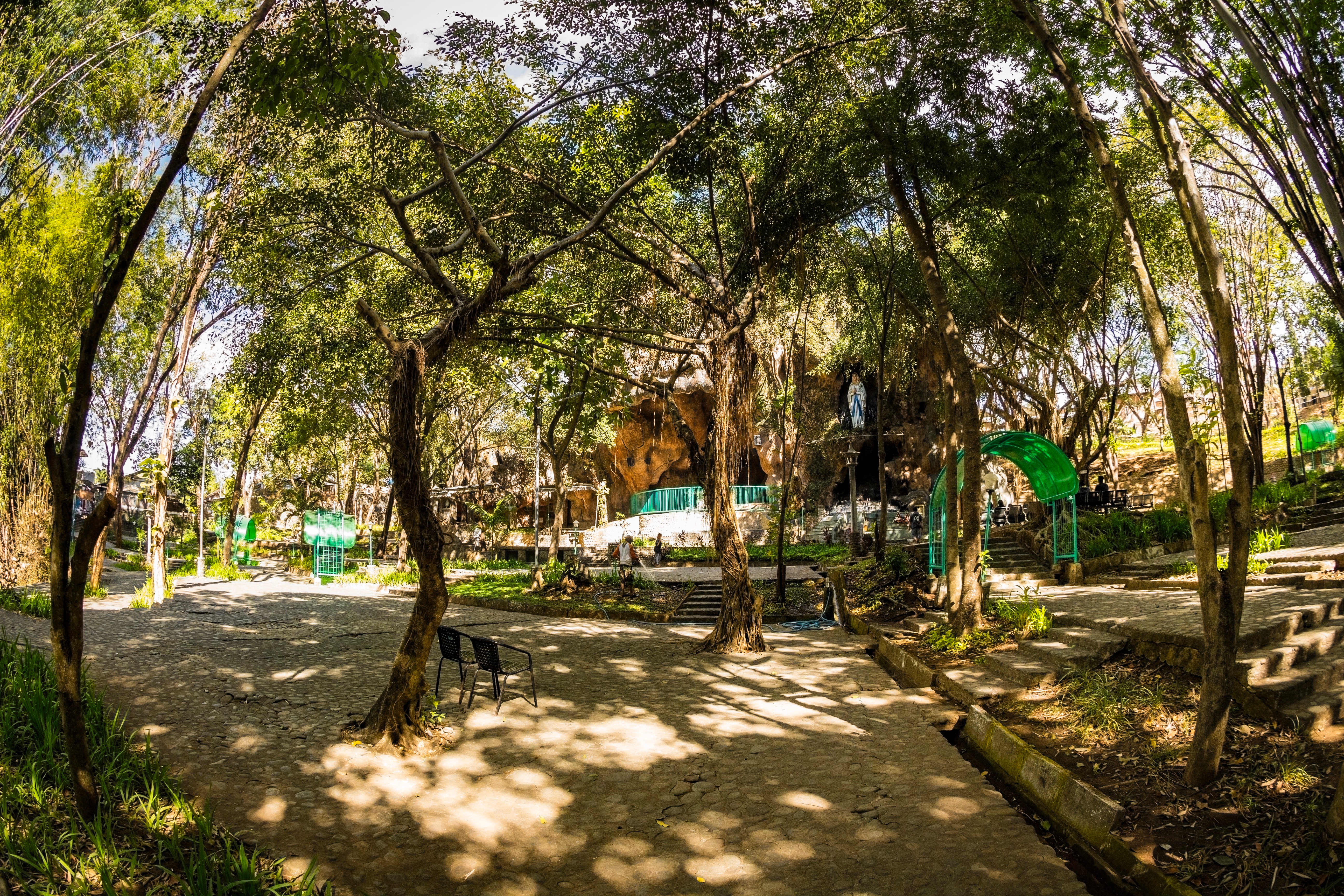 Akdeniz’in en popüler tatil cennetlerinden biri olan Alanya her köşesinde sıralanan kaliteli otelleri, eğlence mekanları ve restoranlarıyla her yıl binlerce tatilciyi misafir ediyor. K...
