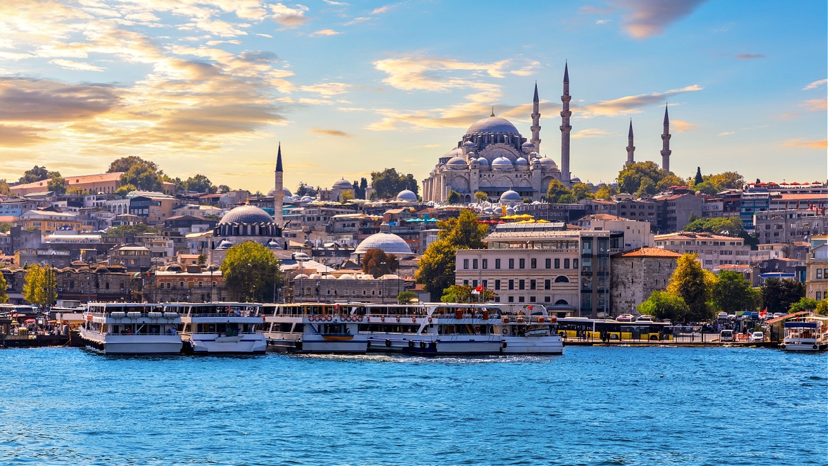 Bazen yeni bir hayata uyanacağın o doğru sokağı bulmak için bir bilet yeterli olmayabilir. Daha köklü bir değişim, aradığın her şeyin anahtarı olabilir. Bu değişim için adım atmaya cesaretin varsa bu....