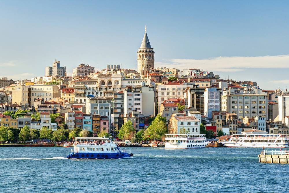 Karaköy, İstanbul’un en köklü geçmişe sahip hareketli semtlerinden biri. İlk yerleşimlerin Bizans dönemine kadar uzandığı Karaköy, eskiden Galata'nın bir par&cced...