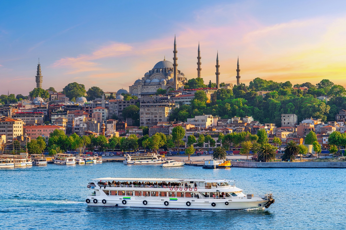 Okullar tatil oldu ve yaz planları yapıldı. Bu yaz da her sene olduğu gibi herkes Ege ve Akdeniz kıyılarına doğru yola çıkarken sen İstanbul’da kaldıysan harika bir fırsat seni bekliyor:....