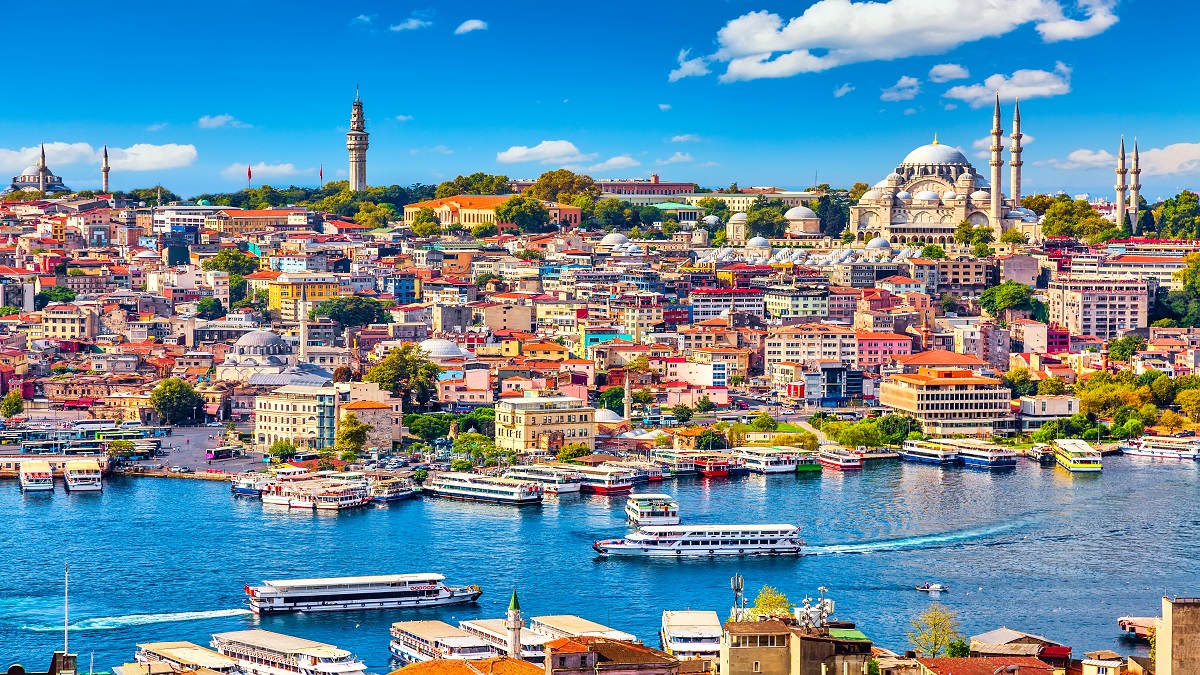 Tarihe başkentlik etmiş, medeniyetleri kucaklamış ve dünyaya bir miras niteliğinde adını yazdırmış İstanbul, bugün her köşesinde benzersiz değerlerini bizlere sunuyor. Topraklarında ev....