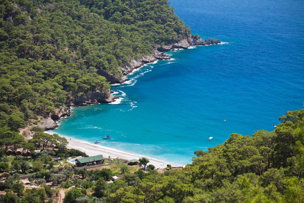 Fethiye koyları G&uuml;zelliği ile her sene binlerce yerli ve yabancı turiste ev sahipliği yapan Fethiye, koylarıyla da g&ouml;renleri kendine hayran bırakıyor. Uzun bir deniz sezonu bulunan Fethiye&r...