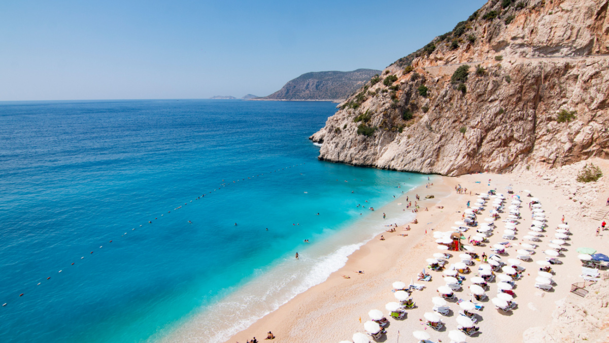 Ülkemizin turizm başkenti olarak bilinen Antalya deniz, kum ve güneşin tadını çıkarmak adına en ideal rotaları bünyesinde barındırıyor. Yabancı turistlerin öncelik verdiği ş...