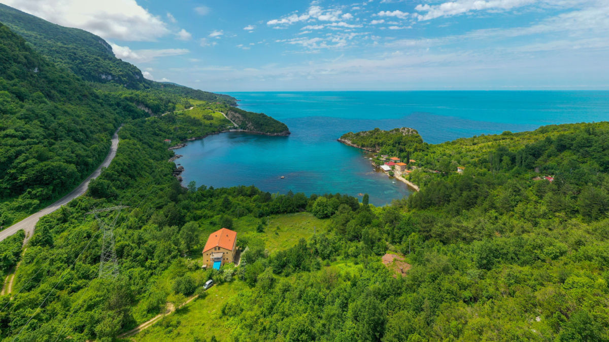 Kastamonu, Karadeniz Bölgesi'nde yer alan, doğal güzelliklere ve binlerce yıllık tarihi zenginliklere ev sahipliği yapan bir şehir. Ayrıca tertemiz koyları, masmavi denizi ve birbirinden g&u...