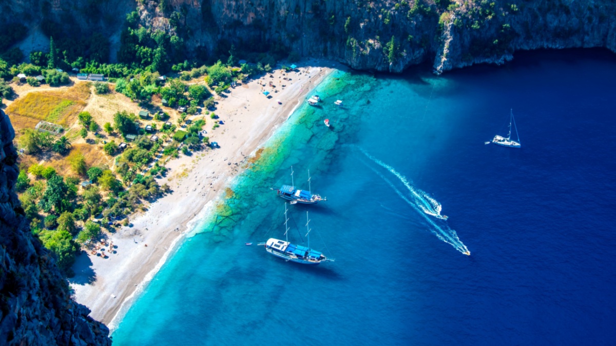 T&uuml;rkiye'nin tatil g&ouml;zdesi şehirlerinden biri olan Muğla, pop&uuml;ler tatil beldelerinin yanı sıra &ccedil;ok sayıda g&uuml;zel koya sahip. Kalabalık ve g&uuml;r&uuml;lt&uuml;den uzak, doğay...