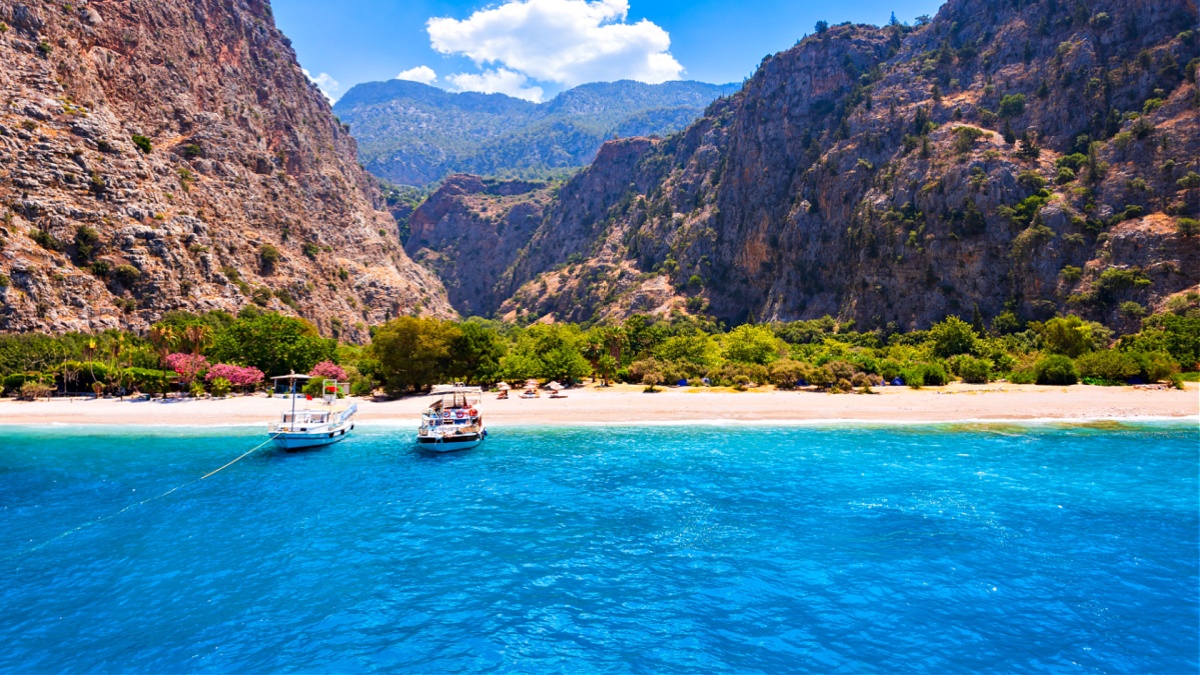 Türkiye'nin güneybatı kıyılarında, Muğla'nın Fethiye ilçesi sınırları içinde yer alan Kelebekler Vadisi, adeta dünyadan izole olmuş saklı bir cennet. Sarp kayalıkların ara...