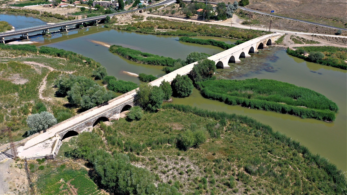 Anadolu’nun eski uygarlıklarına ve medeniyetlerine ev sahipliği yapmış tarih kokan Kırşehir. İç Anadolu’da yer alan bu şehir tarih tutkunları için bölgede vazgeçi...