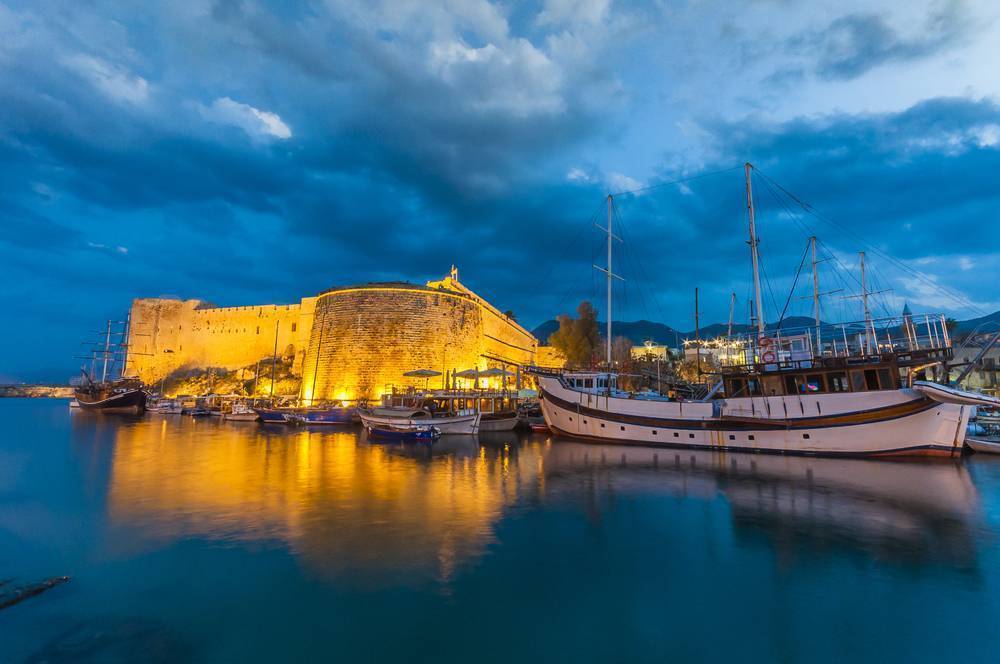 Yavru vatan Kıbrıs yaz kış demeden hem kültür turizmi hem de deniz keyfi yapmak isteyenlere zengin bir tatil seçeneği sunuyor. Plajlardan, müzelere, doğa yürüyüşle...