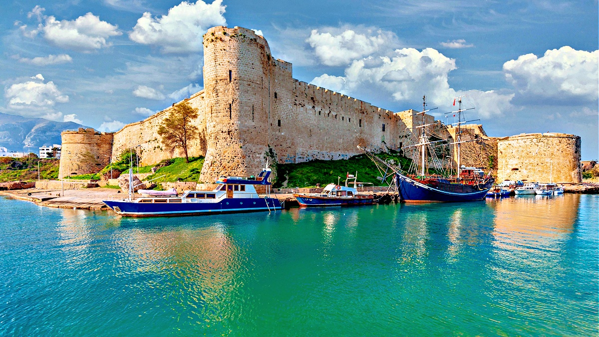 Akdeniz'in en güzel adalarından olan Kuzey Kıbrıs tarihi, kültürel zenginlikleri ve doğasıyla dikkat çekici bir destinasyon. Girne, Lefkoşa, Gazimağusa gibi doğa harikası şehirle...
