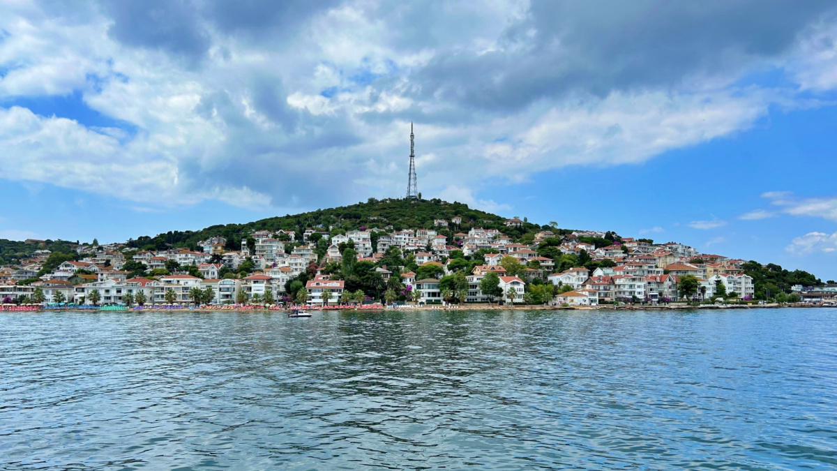 İstanbul'un adaları, şehrin kalabalığından kaçmak isteyenler için adeta birer sığınak. Bu adalardan biri de Kınalıada. Eşsiz deniz manzarası, tarihi dokusu ve sakin atmosferi ile Kınalıa...