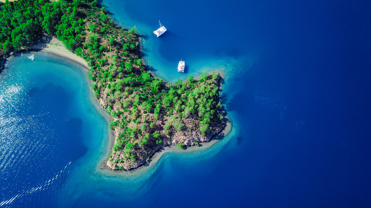 Muğla’nın en güzel ilçelerinden biri olan Köyceğiz, her köşesini saran büyüleyici göller, dünyaca ünlü plajlar ve tabiat harikalarıyla ruhunu dinlendirmek için gidebileceğin en özel yerler arasında. K...