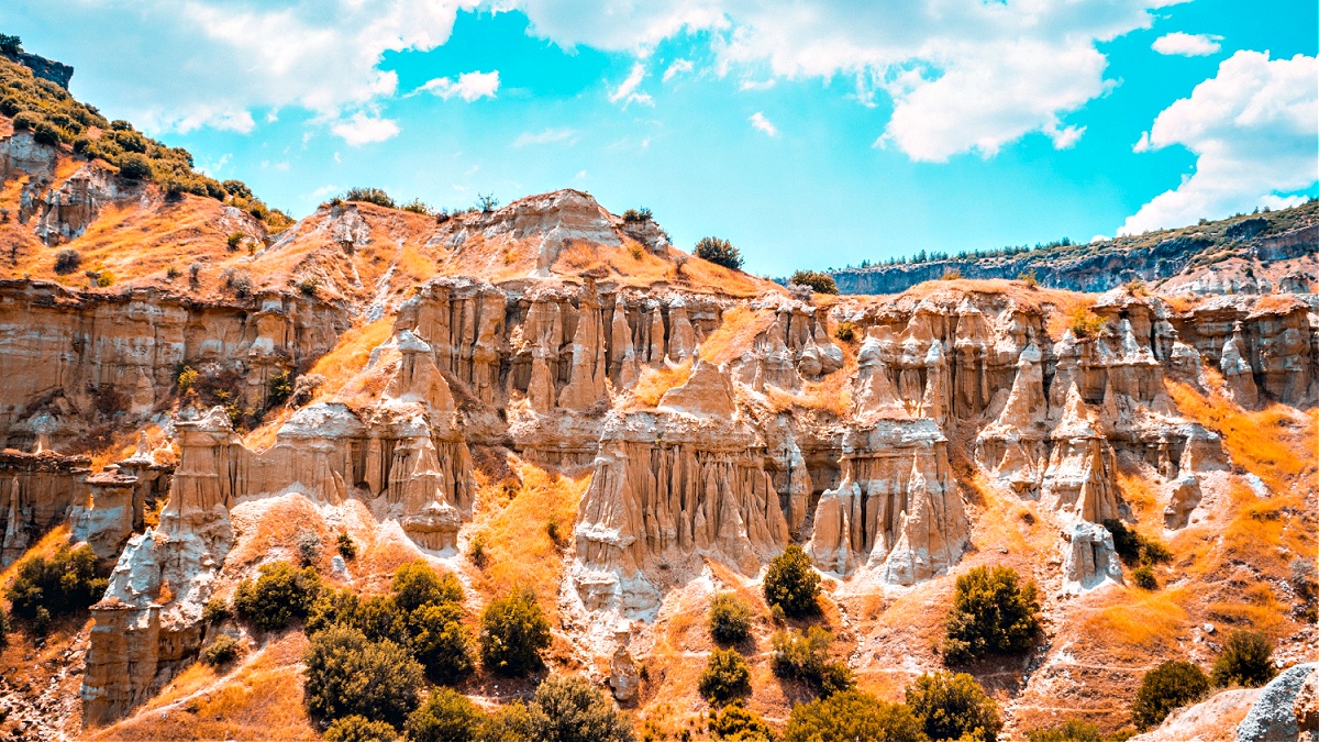 Doğal güzellikleri ve zengin yer şekilleriyle bir açık hava müzesi olan Türkiye’de çok sayıda jeosit alanı yer alıyor. Türkiye, Alp-Himalaya orojenezi adı veril...