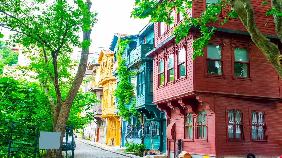 İstanbul’un eski semtleri denilince ilk akla gelen yerdir Kuzguncuk. Samimi ve sıcak atmosferi sayesinde hayran olacağın, tarihe ışık tutan yapıları yanında günümüzde mahalle k&uu...
