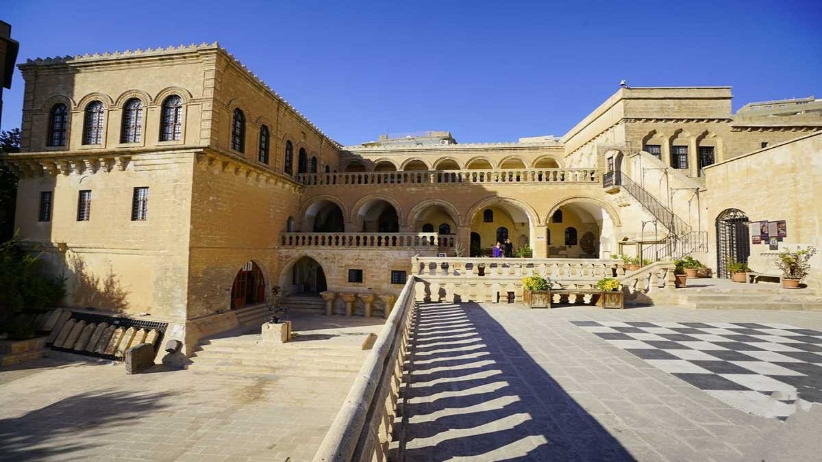 Yüzyıllar boyunca birçok milletten, ırktan, dinden insanın bir arada yaşadığı; taşı toprağı tarih kokan Mardin. Alışık olmadığımız mimarisi, tarihi dokusu ve sadece fotoğraflarına bakarak....