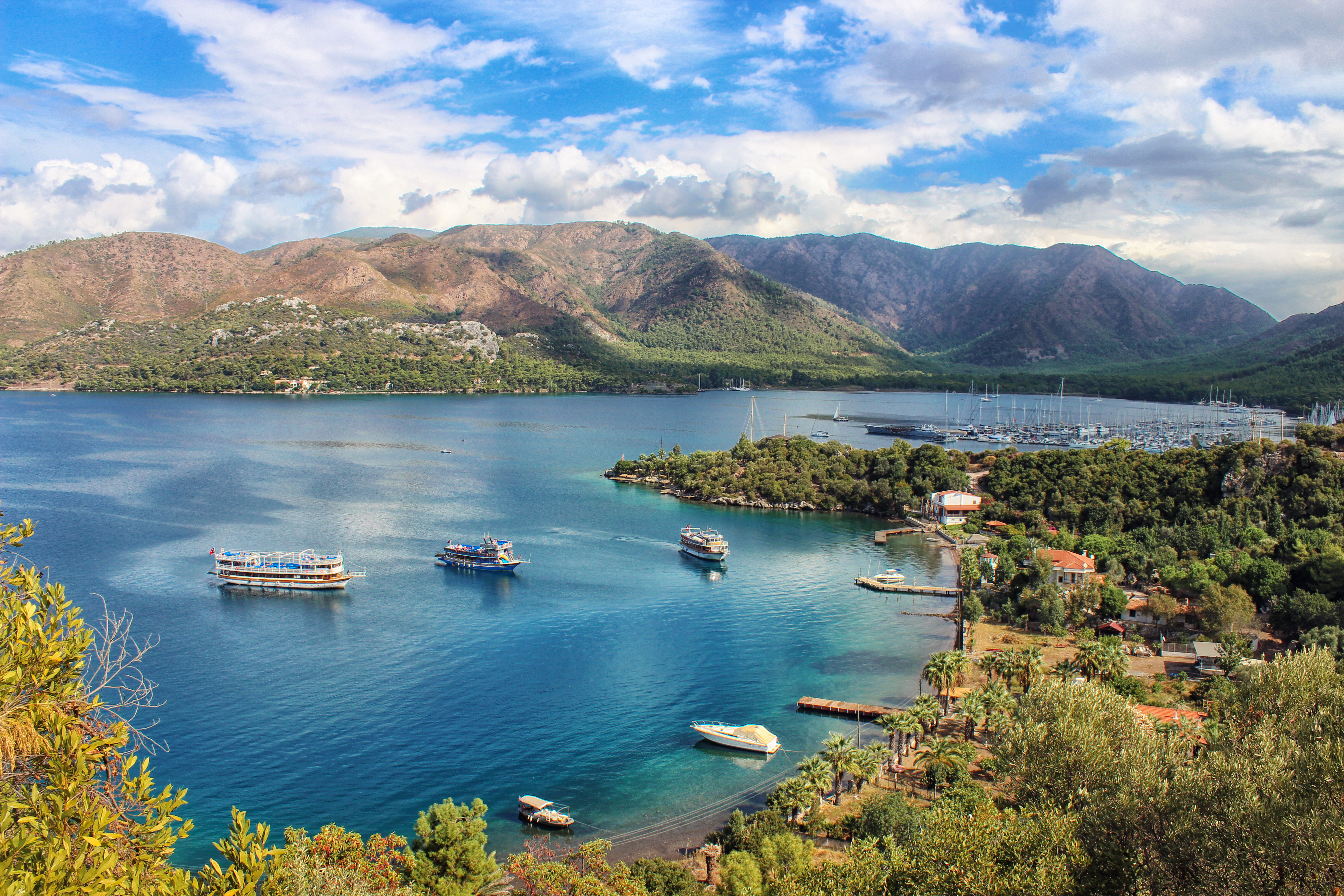 Ege Denizi ve Akdeniz&rsquo;in sularının buluştuğu &ccedil;ok &ouml;zel bir konumda yer alan Marmaris her k&ouml;şesinde sessiz ve huzurlu kamp alanlarına ev sahipliği yapıyor. &Ccedil;am ormanları ar...