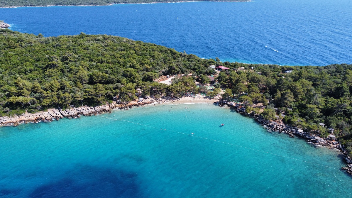Muğla&rsquo;nın sevilen tatil cenneti Marmaris masmavi denizi, doğal g&uuml;zellikleri, tarih&icirc; dokusu ve canlı gece hayatıyla turistleri kendine &ccedil;ekiyor. Yemyeşil ormanların masmavi deniz...